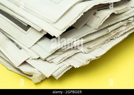 Gestapelte Zeitungen Nähe zu sehen. Stockfoto