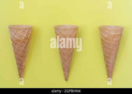 Drei süße wafer Kegel auf gelbem Hintergrund Stockfoto