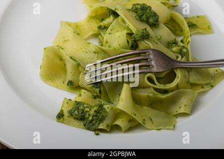 Tagliatelli Pasta mit Bärlauch Pesto Stockfoto