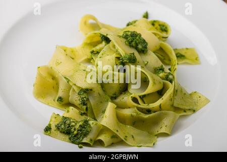 Tagliatelli Pasta mit Bärlauch Pesto Stockfoto