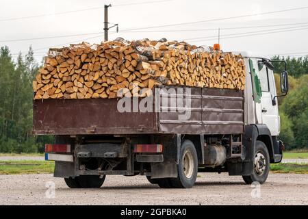 Muldenkipper mit einem Körper voller Brennholz Stockfoto