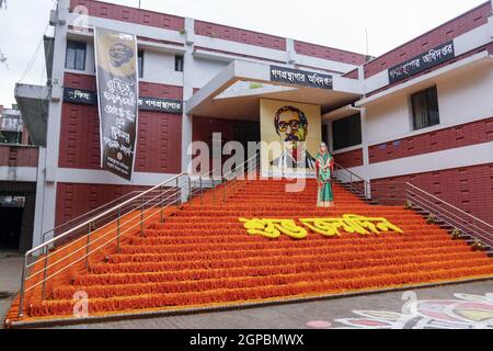 Non Exclusive: DHAKA, BANGLADESCH – 28. SEPTEMBER 2021: Lokale Behörden haben die Öffentliche Bibliothek in Dhaka mit Blumen geschmückt, um Bangladesch zu markieren Stockfoto