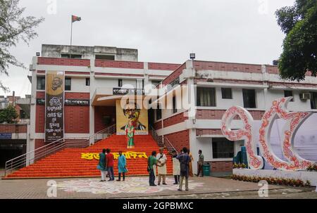 Non Exclusive: DHAKA, BANGLADESCH – 28. SEPTEMBER 2021: Lokale Behörden haben die Öffentliche Bibliothek in Dhaka mit Blumen geschmückt, um Bangladesch zu markieren Stockfoto