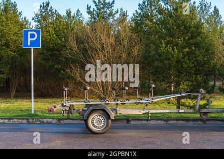 Leeren Anhängers für Boot auf dem Parkplatz Stockfoto