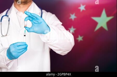 China Flagge mit Arzt Vorbereitung für den Impfstoff. Massenimpfung gegen die Epidemie des Coronavirus in China Konzept. Stockfoto