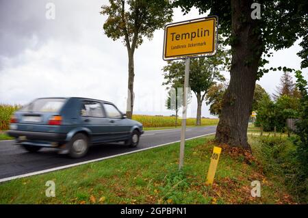 Templin, Deutschland. September 2021. Das Ortseingangsschild auf der Bundesstraße B 109. Die Stadt im Norden Brandenburgs wurde erstmals 1270 urkundlich erwähnt. Templin ist dank seiner mittelalterlichen Kulisse eine der 31 brandenburgischen Städte mit historischen Stadtkernen. (To dpa: 'Die Hamptons von Berlin? Ein Blick auf Merkels Heimat, die Uckermark') Quelle: Soeren Sache/dpa-Zentralbild/dpa/Alamy Live News Stockfoto