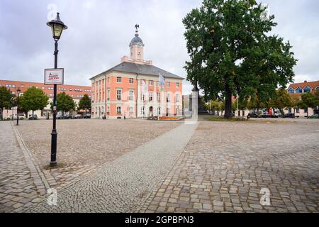 Templin, Deutschland. September 2021. Das Alte Rathaus auf dem Marktplatz. In dem historischen Gebäude aus dem 18. Jahrhundert befindet sich auch das Tourismusbüro der TMT Tourismus-Marketing GmbH. Die Stadt im Norden Brandenburgs wurde erstmals 1270 urkundlich erwähnt. Templin ist dank seiner mittelalterlichen Kulisse eine der 31 brandenburgischen Städte mit historischen Stadtkernen. (To dpa: 'Die Hamptons von Berlin? Ein Blick auf Merkels Heimat, die Uckermark') Quelle: Soeren Sache/dpa-Zentralbild/dpa/Alamy Live News Stockfoto