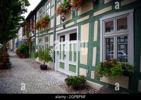 Templin, Deutschland. September 2021. Historische Fachwerkhäuser in der Rühlstraße in der Nähe des Marktplatzes. Die Stadt im Norden Brandenburgs wurde erstmals 1270 urkundlich erwähnt. Templin ist dank seiner mittelalterlichen Kulisse eine der 31 brandenburgischen Städte mit historischen Stadtkernen. (To dpa: 'Die Hamptons von Berlin? Ein Blick auf Merkels Heimat, die Uckermark') Quelle: Soeren Sache/dpa-Zentralbild/dpa/Alamy Live News Stockfoto