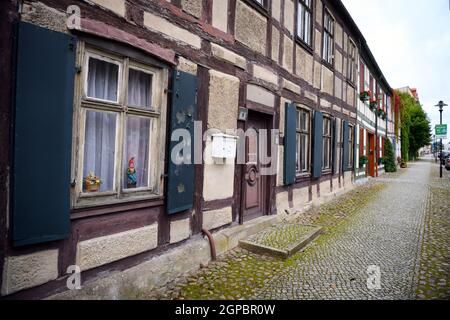 Templin, Deutschland. September 2021. Historische Fachwerkhäuser in der Rühlstraße in der Nähe des Marktplatzes. Die Stadt im Norden Brandenburgs wurde erstmals 1270 urkundlich erwähnt. Templin ist dank seiner mittelalterlichen Kulisse eine der 31 brandenburgischen Städte mit historischen Stadtkernen. (To dpa: 'Die Hamptons von Berlin? Ein Blick auf Merkels Heimat, die Uckermark') Quelle: Soeren Sache/dpa-Zentralbild/dpa/Alamy Live News Stockfoto