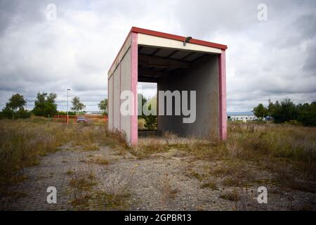 Templin, Deutschland. September 2021. Leerstehende Industriegebäude eines ehemaligen Schlachthofs auf einem Gelände im Gewerbepark Süd. (To dpa: 'Die Hamptons von Berlin? Ein Blick auf Merkels Heimat, die Uckermark') Quelle: Soeren Sache/dpa-Zentralbild/dpa/Alamy Live News Stockfoto