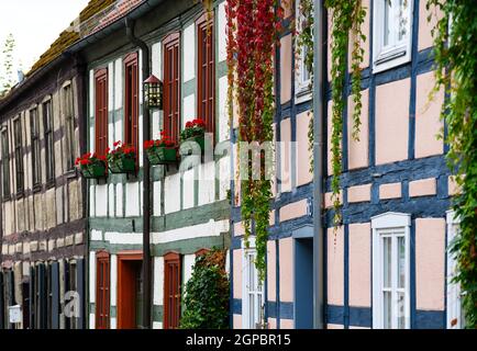 Templin, Deutschland. September 2021. Historische Fachwerkhäuser in der Rühlstraße in der Nähe des Marktplatzes. Die Stadt im Norden Brandenburgs wurde erstmals 1270 urkundlich erwähnt. Templin ist dank seiner mittelalterlichen Kulisse eine der 31 brandenburgischen Städte mit historischen Stadtkernen. (To dpa: 'Die Hamptons von Berlin? Ein Blick auf Merkels Heimat, die Uckermark') Quelle: Soeren Sache/dpa-Zentralbild/dpa/Alamy Live News Stockfoto