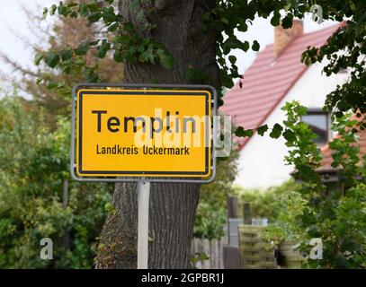 Templin, Deutschland. September 2021. Das Ortseingangsschild auf der Bundesstraße B 109. Die Stadt im Norden Brandenburgs wurde erstmals 1270 urkundlich erwähnt. Templin ist dank seiner mittelalterlichen Kulisse eine der 31 brandenburgischen Städte mit historischen Stadtkernen. (To dpa: 'Die Hamptons von Berlin? Ein Blick auf Merkels Heimat, die Uckermark') Quelle: Soeren Sache/dpa-Zentralbild/dpa/Alamy Live News Stockfoto