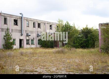 Templin, Deutschland. September 2021. Leerstehende Industriegebäude eines ehemaligen Schlachthofs auf einem Gelände im Gewerbepark Süd. (To dpa: 'Die Hamptons von Berlin? Ein Blick auf Merkels Heimat, die Uckermark') Quelle: Soeren Sache/dpa-Zentralbild/dpa/Alamy Live News Stockfoto