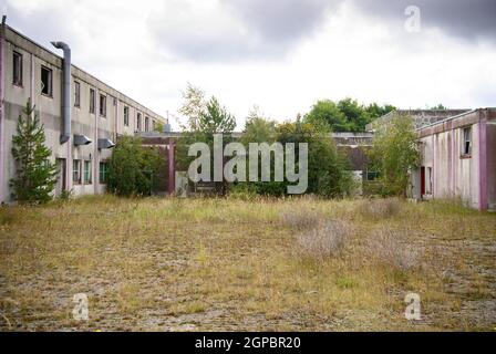 Templin, Deutschland. September 2021. Leerstehende Industriegebäude eines ehemaligen Schlachthofs auf einem Gelände im Gewerbepark Süd. (To dpa: 'Die Hamptons von Berlin? Ein Blick auf Merkels Heimat, die Uckermark') Quelle: Soeren Sache/dpa-Zentralbild/dpa/Alamy Live News Stockfoto