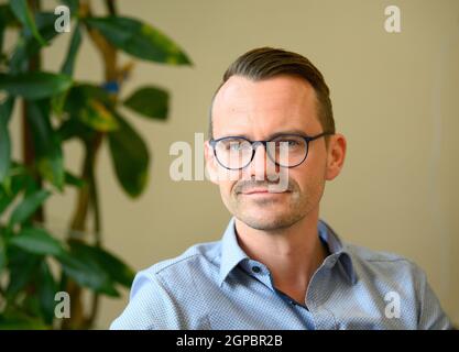 Templin, Deutschland. September 2021. Ernst Volkhardt, Geschäftsführer der TMT Tourismus-Marketing GmbH. Die Stadt im Norden Brandenburgs wurde erstmals 1270 urkundlich erwähnt. Templin ist dank seiner mittelalterlichen Kulisse eine der 31 brandenburgischen Städte mit historischen Stadtzentren. (To dpa: 'Die Hamptons von Berlin? Ein Blick auf Merkels Heimat, die Uckermark') Quelle: Soeren Sache/dpa-Zentralbild/dpa/Alamy Live News Stockfoto