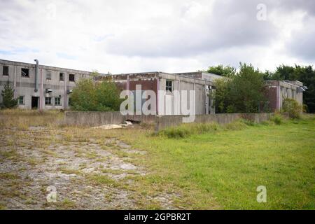 Templin, Deutschland. September 2021. Leerstehende Industriegebäude eines ehemaligen Schlachthofs auf einem Gelände im Gewerbepark Süd. (To dpa: 'Die Hamptons von Berlin? Ein Blick auf Merkels Heimat, die Uckermark') Quelle: Soeren Sache/dpa-Zentralbild/dpa/Alamy Live News Stockfoto