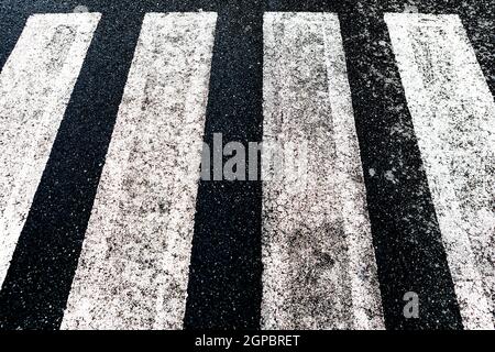 Straßenbelag und Verkehrskonzept - Nahaufnahme des Fußgängerübergangs Stockfoto