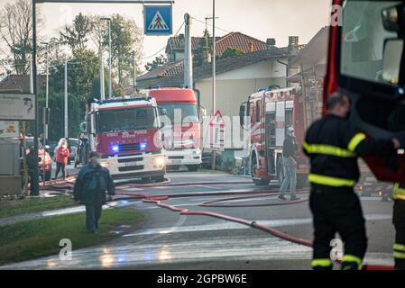 VILLANOVA DEL GHEBKO, ITALIEN 23. MÄRZ 2021: Italienische Feuerwehrleute Notfall Stockfoto