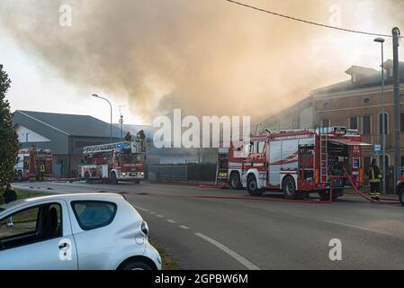 VILLANOVA DEL GHEBKO, ITALIEN 23. MÄRZ 2021: Feuer auf der Straße mit Feuerwehrleuten Stockfoto