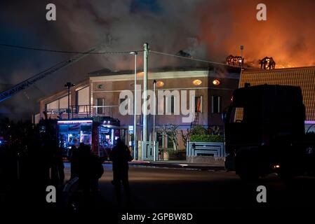 VILLANOVA DEL GHEBKO, ITALIEN 23. MÄRZ 2021: Nächtliche Hausverbrennung mit Feuerwehrleuten Stockfoto