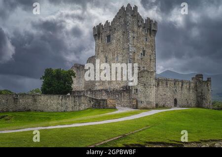 Alter Keep aus dem 15th. Jahrhundert, Ross Castle am Ufer des Lough Leane mit dramatischen Sturmwolken im Hintergrund, Ring of Kerry, Killarney, Irland Stockfoto