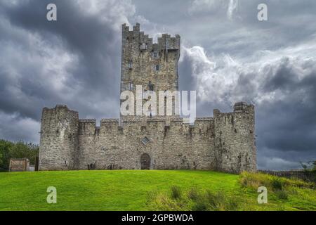 Vorderansicht auf alten Keep aus dem 15th. Jahrhundert, Ross Castle am Ufer des Lough Leane mit dramatischen Sturmwolken, Ring of Kerry, Killarney, Irland Stockfoto