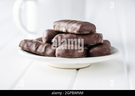 Süße Schokoriegel auf weißem Teller. Stockfoto