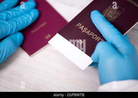 Arzt mit Pass und negativem Covid-19 ( Rapid Antigen SARS-CoV-2 AG ) Test. Coronavirus und Sicherheitsreisekonzept. Stockfoto