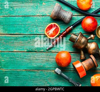 Östliches Rauchen Shisha oder Shisha mit Tabak mit Grapefruitgeschmack.Modern Obstshisha mit Orange Stockfoto