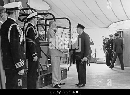 PLACENTIA BAY, NEUFUNDLAND, KANADA - 09. August 1941 - Atlantic Charter Conference, 10-12. August 1941. Premierminister Winston Churchill schüttelt die Hände Stockfoto
