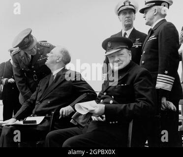 PLACENTIA BAY, NEUFUNDLAND, KANADA - 10. August 1941 - Atlantic Charter Conference, 10-12. August 1941.L bis R (stehend): General George C Marshall (le Stockfoto