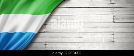 Sierra Leone Flagge auf alter weißer Mauer. Horizontales Panorama-Banner. Stockfoto