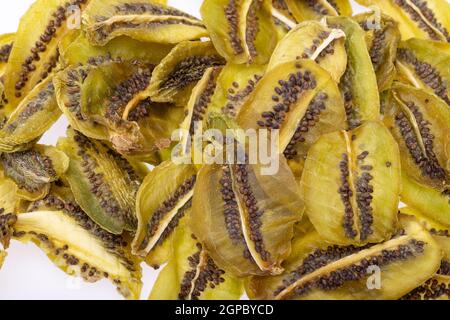 Getrocknete Kiwi-Fruchtscheiben. Perfekt als Snack, zusätzlich zu Eis und anderen Desserts. Stockfoto