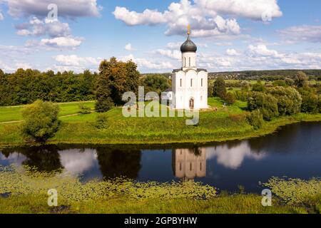 Orthodoxe Kirche der Fürbitte am Fluss Nerl, Russland Stockfoto