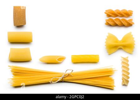 Draufsicht auf verschiedene ungekochte Pasta auf weißem Hintergrund Stockfoto