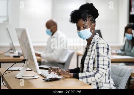 Geschäftsleute In Medical Covid Gesichtsmasken Stockfoto
