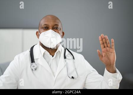 African American Man Doctor Trägt Medizinische Maske Im Krankenhaus Stockfoto