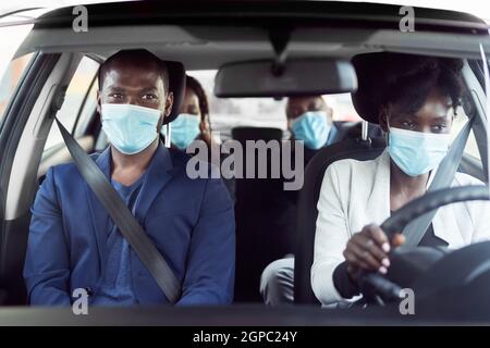 Carpool Innen. Mitwagen. Freunde Fahrgemeinschaften In Gesichtsmaske Stockfoto