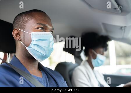 Carpool Innen. Mitwagen. Freunde Fahrgemeinschaften In Gesichtsmaske Stockfoto