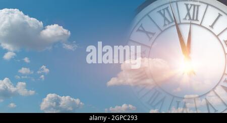 Doppelte Belichtung des Ziffernbels in blauem Himmel. Zeitvergehen-Konzept. Stockfoto