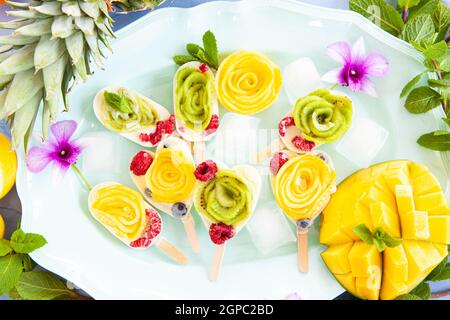 Hausgemachte gefrorene Fruchtknöchel mit exotischen Früchten und Kokosmilch Stockfoto
