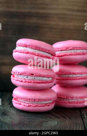 Pink Macarons – Dessert auf Basis süßer Meringue auf Holzhintergrund Stockfoto