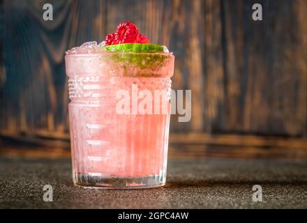 Glas Nickerbocker Cocktail aus Rum, Limettensaft, orangencuracao und Himbeersirup Stockfoto