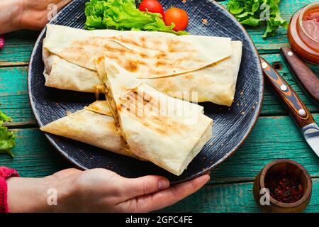 Shawarma, östliches Gericht aus gebratenem Hühnerfleisch in Lavasch verpackt.Türkisch Essen Stockfoto