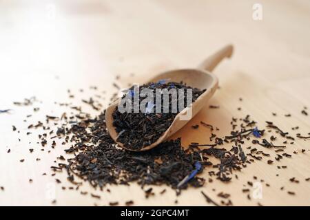 Schwarzer Tee Earl Grey Ceylon Darjeeling auf Holzschaufel Schaufel Nahaufnahme britischer Tee Nachmittag Stockfoto