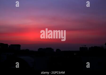 Verschwommener Morgenaufgang über der Stadt, Iasi, Rumänien. Silhouette Stadt am Morgen Stockfoto