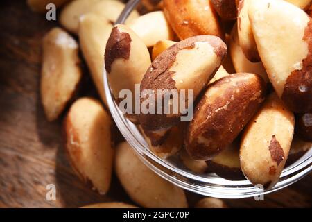 Zusammensetzung mit einer Schüssel geschälte paranüsse. Delikatessen Stockfoto