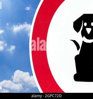 Hunde sind nicht erlaubt. Keine Haustiere erlaubt Schild im Park. Nahaufnahme. Stockfoto