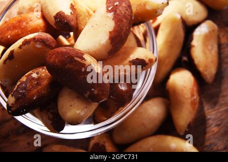 Zusammensetzung mit einer Schüssel geschälte paranüsse. Delikatessen Stockfoto