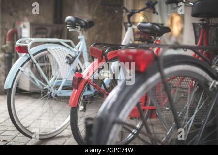 Vintage-Stil Fahrräder, in der Stadt geparkt. Details. Unschärfen. Stockfoto